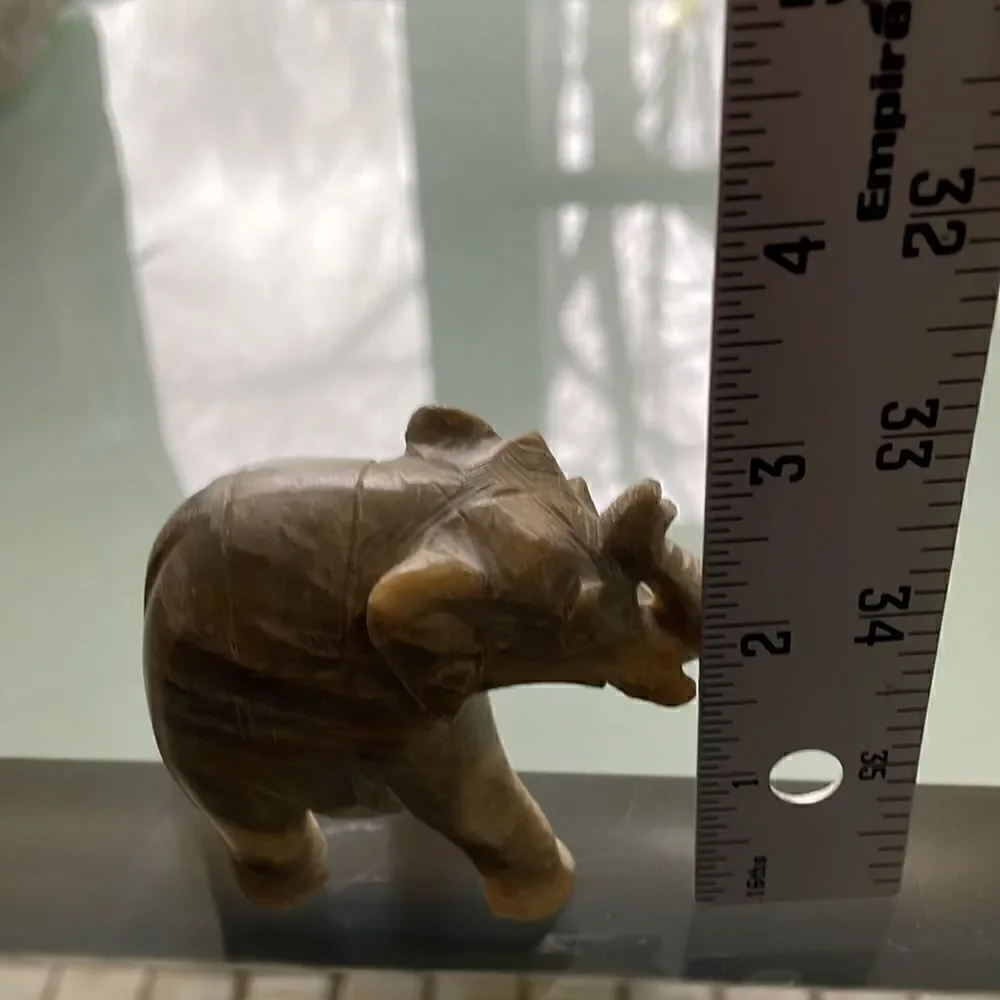 Marble elephant figurine see pictures for the size solid marble heavy for size - Picture 8 of 8
